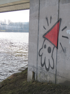 829400 Afbeelding van graffiti met een Utrechtse kabouter (KBTR), op een pijler onder de Demkaspoorbrug bij de ...